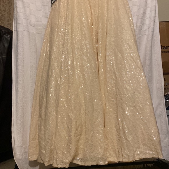 Irene by Mac duggal beautiful ball gown cream color size 12 very delicate fabric - Picture 7 of 8